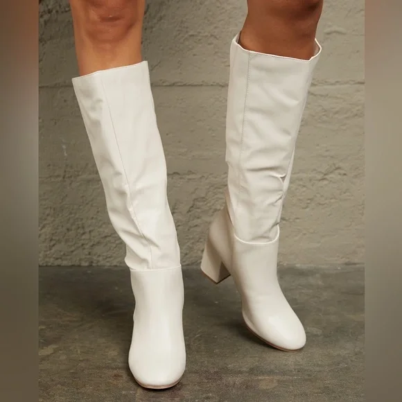 NEW QUPID Retro 60s Go Go Style Vegan Leather Knee High Heeled Boots in White - Picture 4 of 5